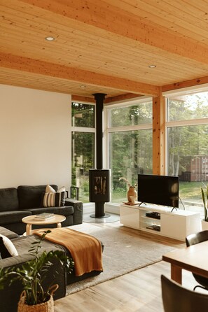 Smart TV, fireplace, table tennis, books - Wolegib Waterfront Retreat in Muskoka- Hot Tub! (Huntsville)