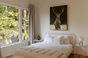 3 bedrooms, desk, iron/ironing board, travel crib