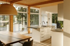 Fridge, microwave, oven, stovetop - Wolegib Waterfront Retreat in Muskoka- Hot Tub! (Huntsville)