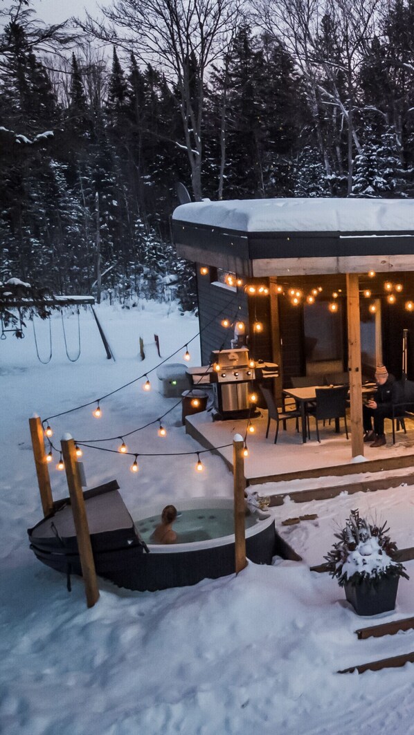 Outdoor dining - Wolegib Waterfront Retreat in Muskoka- Hot Tub! (Huntsville)