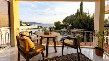 Suite, vue partielle sur la mer | Balcon