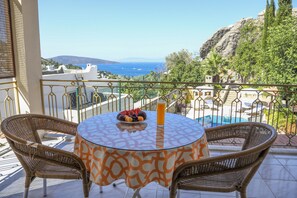 Suite básica, vista parcial al mar | Terraza o patio