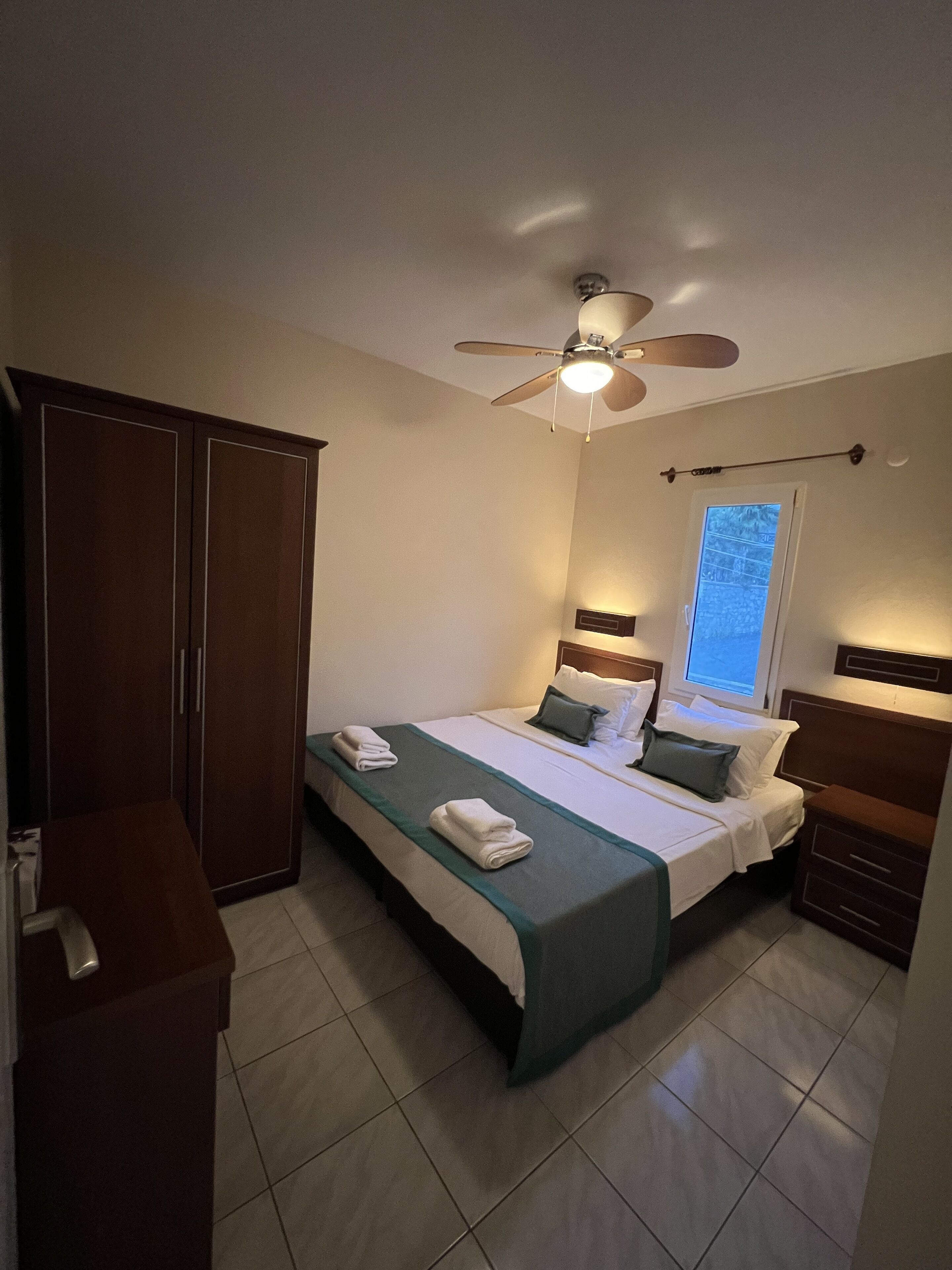 1 多间卧室、客房内保险箱、特色装修、办公桌