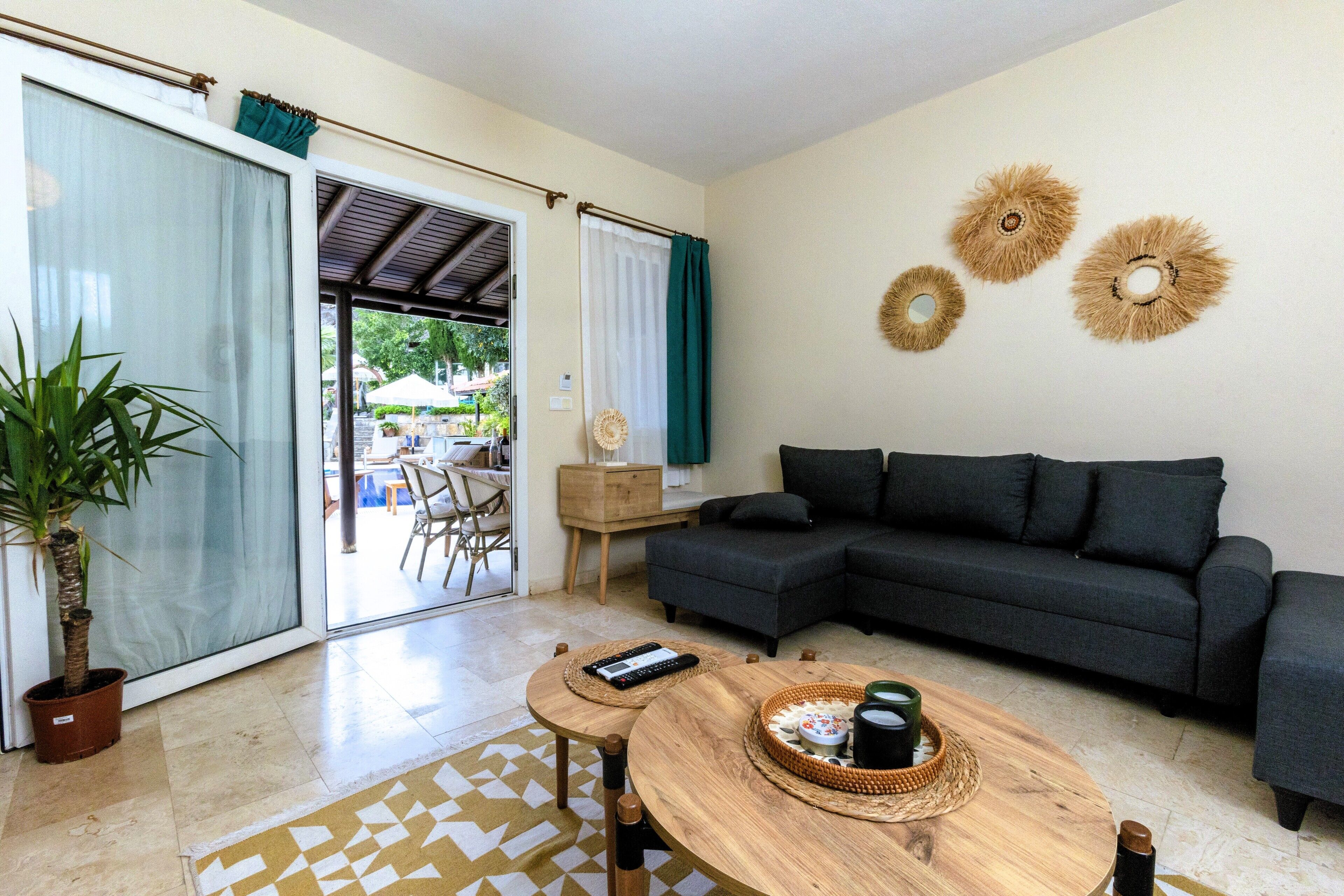 Basic-Suite, Poolblick | Wohnbereich | 40-Zoll-LCD-Fernseher mit Kabelempfang, Fernseher