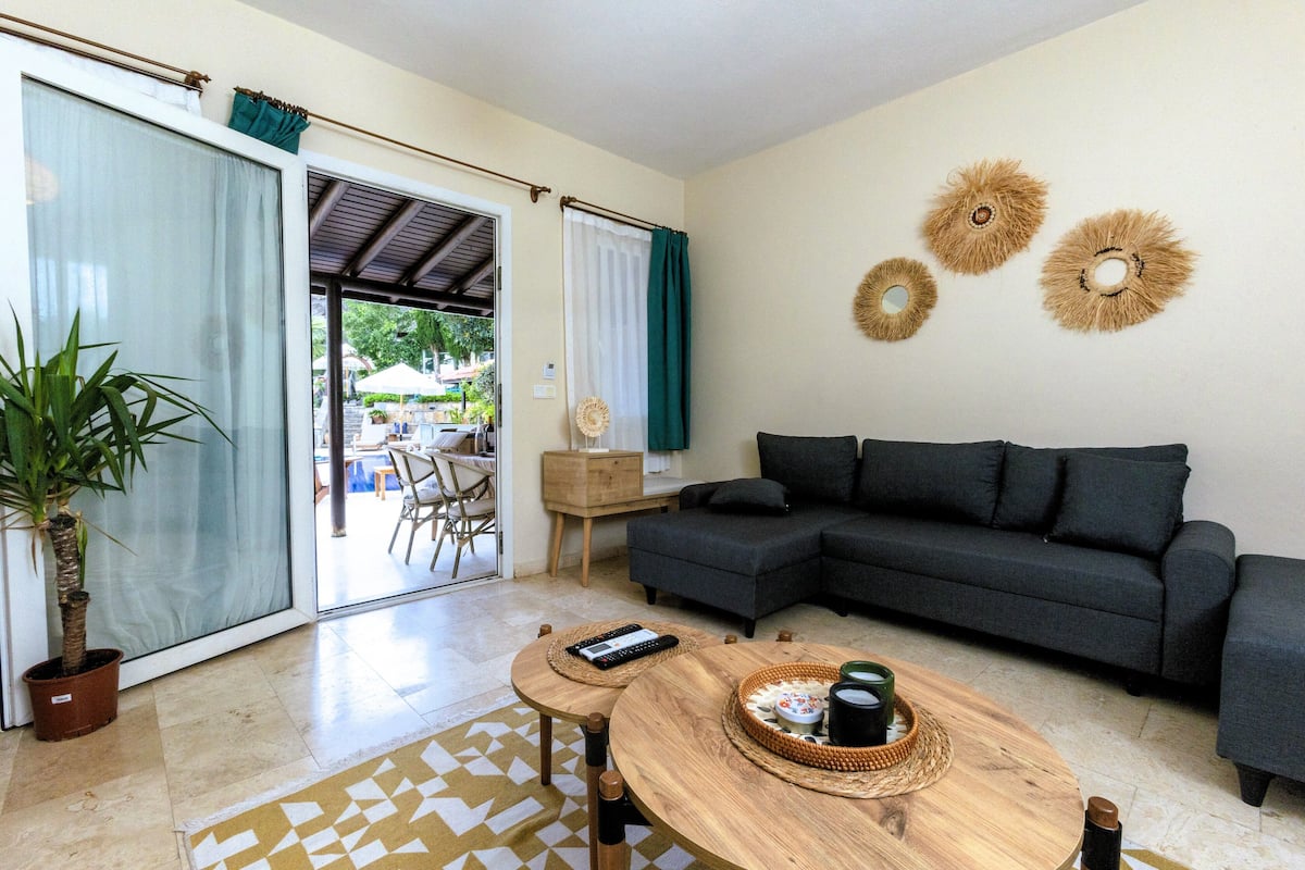 Basic-Suite, Poolblick | Wohnbereich | 40-Zoll-LCD-Fernseher mit Kabelempfang, Fernseher