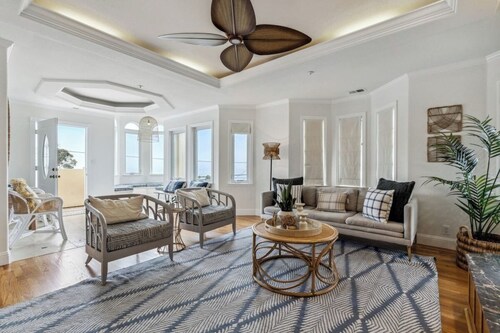 LuxoStays | Stunning Beach Home w/ Games