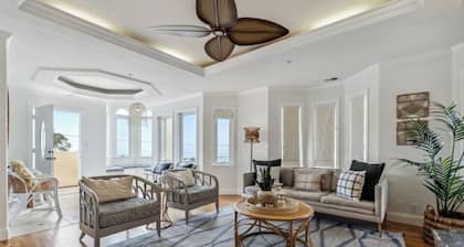 LuxoStays | Stunning Beach Home w/ Games