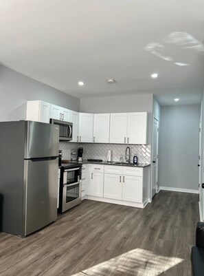 冷蔵庫、電子レンジ、オーブン、コンロ