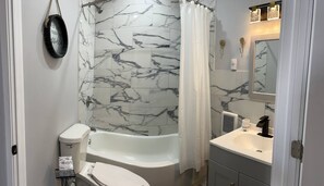 シャワー付き浴槽、ヘアドライヤー、タオル、石鹸