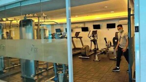 Ein Fitnessstudio mit Trainingsgeräten, darunter Laufbänder und Kraftmaschinen.