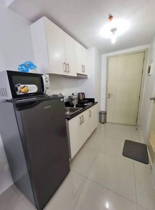 Microwave, electric kettle, cookware/dishes/utensils