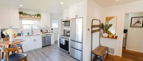 Een koelkast, een magnetron, een oven, een kookplaat