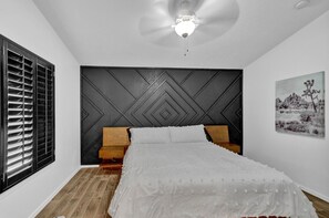 3 habitaciones, escritorio y tabla de planchar con plancha