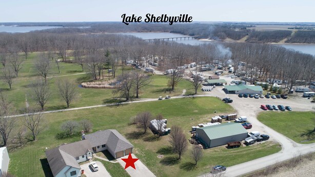 Vue aérienne du lac Shelbyville, avec des camping-cars, un grand bâtiment et un pont en arrière-plan.