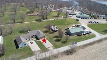 Vue aérienne du lac Shelbyville, avec des camping-cars, un grand bâtiment et un pont en arrière-plan.