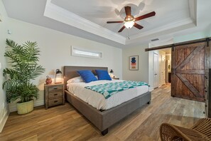 4 habitaciones, tabla de planchar con plancha y cuna de viaje 
