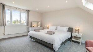 4 عدّة غرف نوم وواي فاي مجانًا وملاءات أسرّة