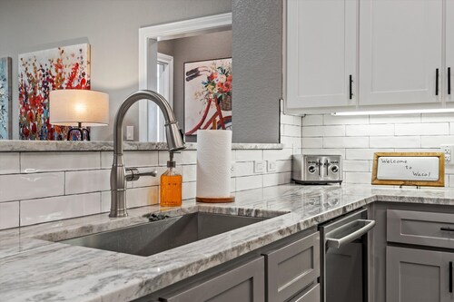 Downtown Waco retreat! 2 blocks to Magnolia Silos! Huge private balcony! 