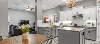 Downtown Waco retreat! 2 blocks to Magnolia Silos! Huge private balcony! 