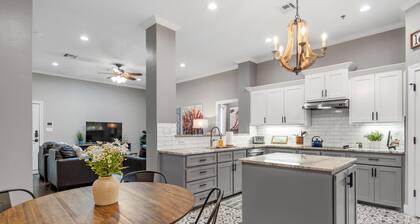 Downtown Waco retreat! 2 blocks to Magnolia Silos! Huge private balcony!