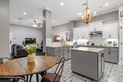 Downtown Waco retreat! 2 blocks to Magnolia Silos! Huge private balcony! 