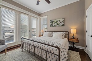 2 Schlafzimmer, Schreibtisch, Bügeleisen/Bügelbrett, Reisekinderbett