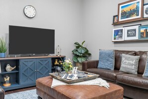 TV connectée, lecteur de DVD, livres, médiathèque