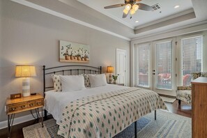 2 habitaciones, escritorio y tabla de planchar con plancha