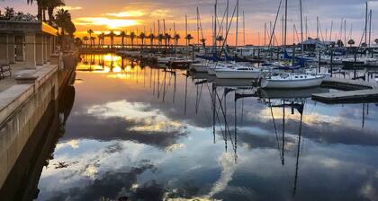 Downtown Floating Bungalow Historic Sanford Lake Monroe Marina