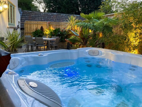 A beautiful home from home in a wonderful location and with a hot tub.