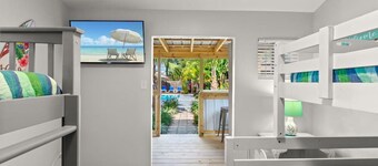 Flirty Flamingo ~ Heated Pool, Game Room & Poolside Casita Retreat