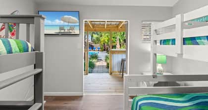 Flirty Flamingo ~ Heated Pool, Game Room & Poolside Casita Retreat