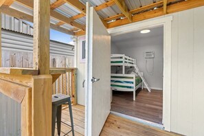 3 chambres, bureau, fer et planche à repasser, lit parapluie