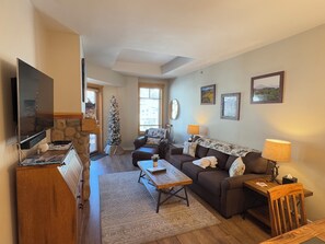 TV, fireplace, DVD player, stereo - Tucker Mountain Lodge @ Copper Mountain (Copper Moutain)