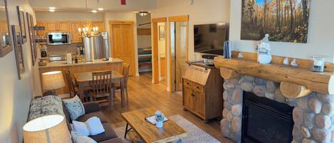 Televisión, chimenea, reproductor de DVD y estéreo