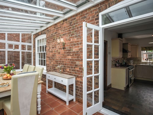 6 bedroom accommodation in Dorrington, near Church Stretton