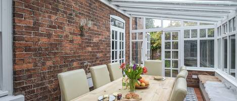 تناول الطعام بالخارج