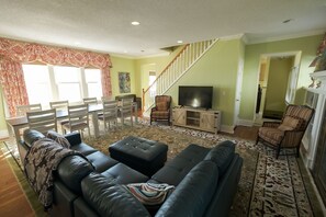 TV - Beautiful 2 bed, 2 bath condo on St Clair River in Marysville, MI - U1
(Marysville)