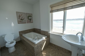 Bathtub, jetted tub, towels, toilet paper - Beautiful 2 bed, 2 bath condo on St Clair River in Marysville, MI - U1
(Marysville)