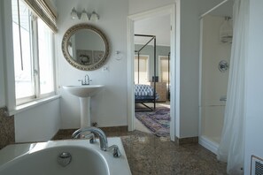 Badewanne, Whirlpool, Handtücher, Toilettenpapier