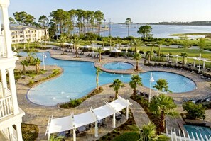 Alberca al aire libre y alberca climatizada