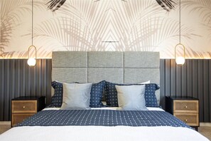 7 bedrooms, travel cot, WiFi, bed sheets