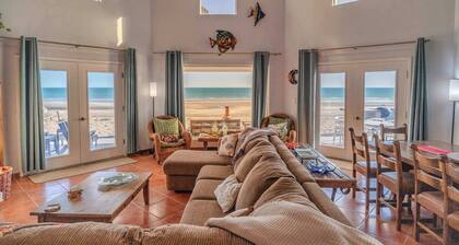 Casa Luna Azul a Beautiful Beachfront Home in Playa Encanto