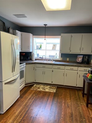 Fridge, microwave, oven, stovetop - White Cottage Retreat (Dillon)