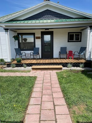 Exterior detail - White Cottage Retreat (Dillon)