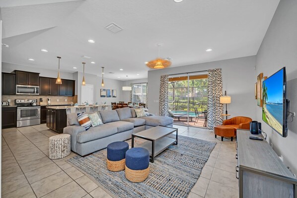 Televisión, chimenea y oficina 