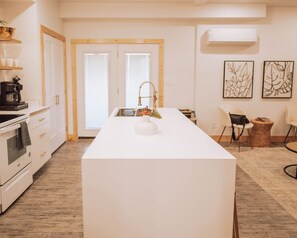 Frigorifero, microonde, forno, piano cottura