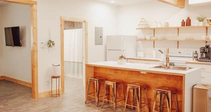 Spacious 1 bedroom rental unit in Historic Tree Streets