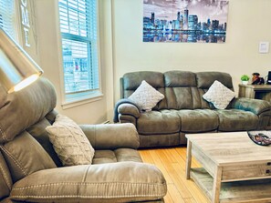Smart TV, fireplace, Netflix, Hulu