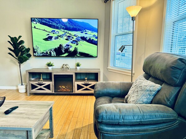 Smart TV, fireplace, Netflix, Hulu